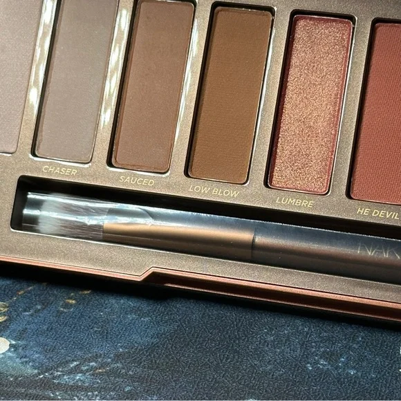 URBAN DECAY COSMETICS NAKED HEAT Pigmented Color Eyeshadow Palette - Picture 11 of 12